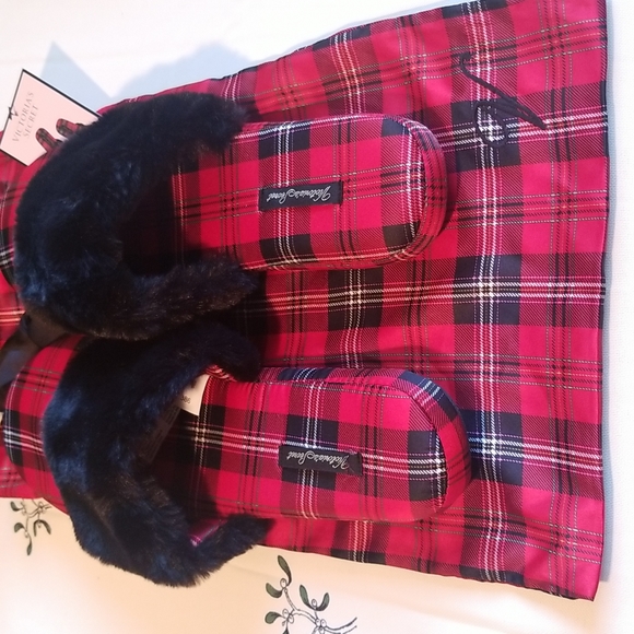 VICTORIA'S SECRET SIGNATURE SATIN SLIPPERS NWT IN BLK/ RED WITH BAG - Picture 3 of 8